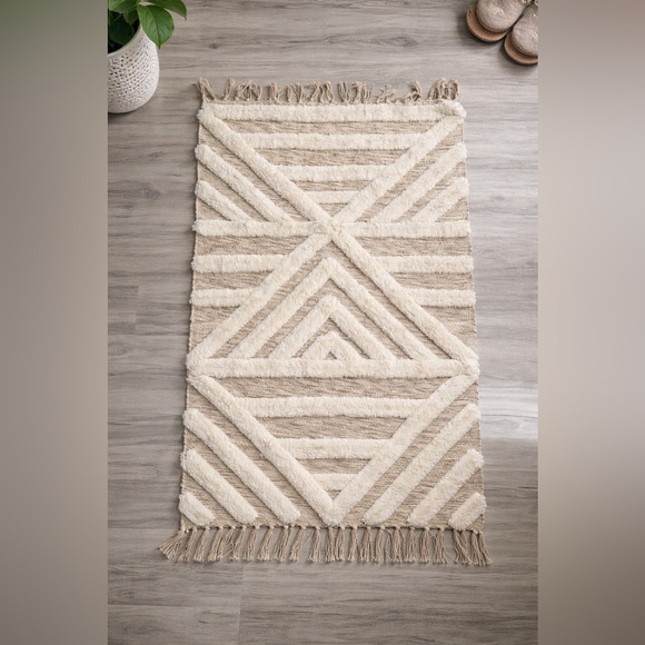 27” x 45” Patterned Accent Rug - Picture 2 of 4